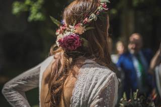 Corona de flores para novia con flor grande por detrás