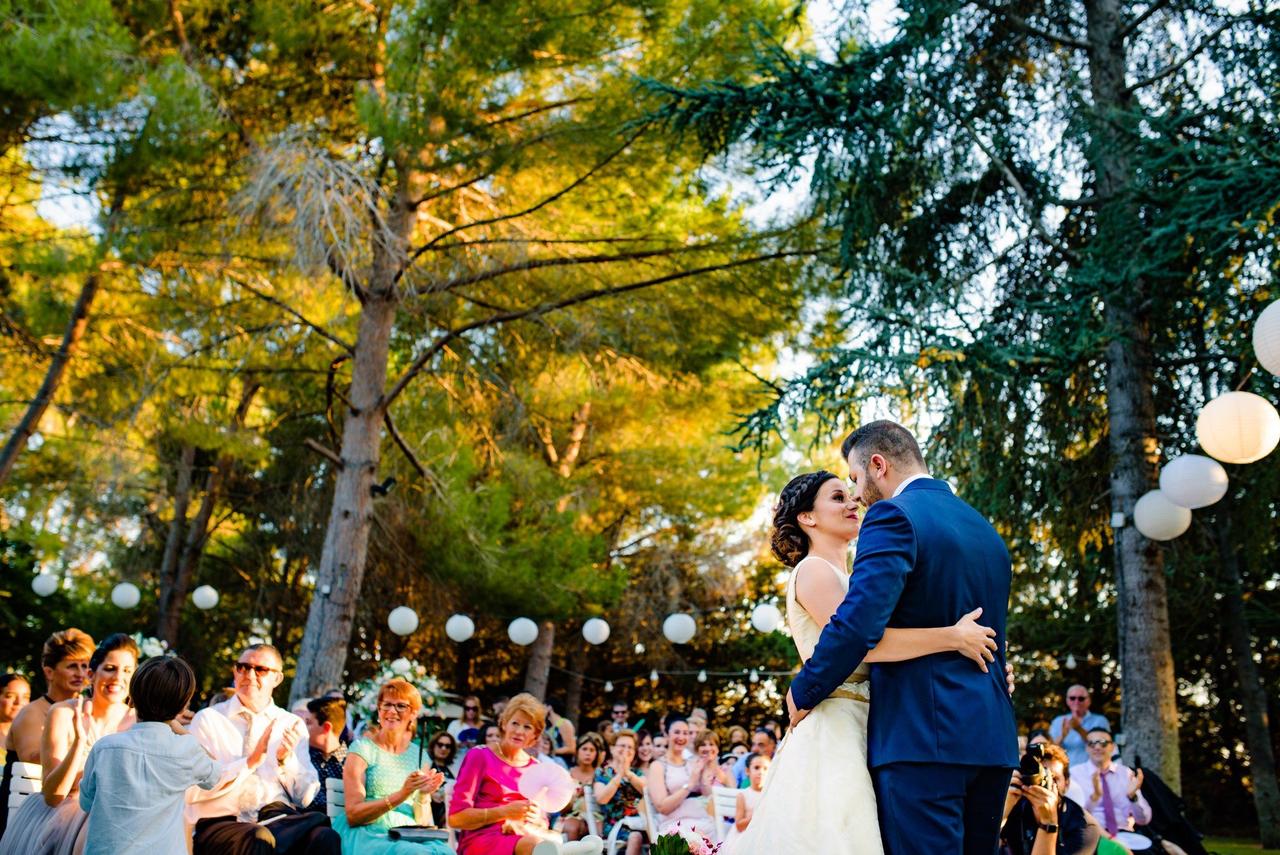 Boda low cost: pareja se abraza en el altar de su boda civil al aire libre