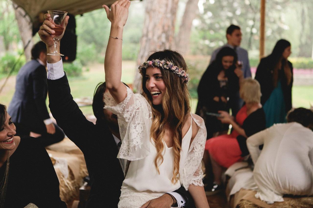 Novia con un peinado pelo suelto con corona