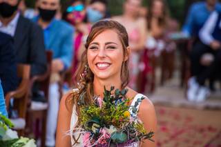 Chica sonriente con semirecogido informal de boda