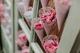 Bodas en color rosa románticas y solidarias: pétalos de flores para la ceremonia