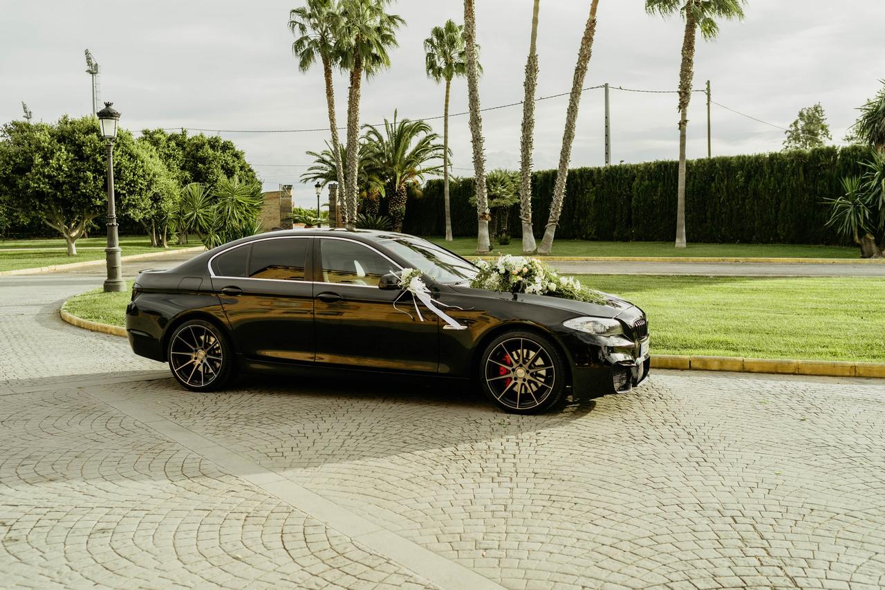 Coche moderno de color negro decorado con muchas flores