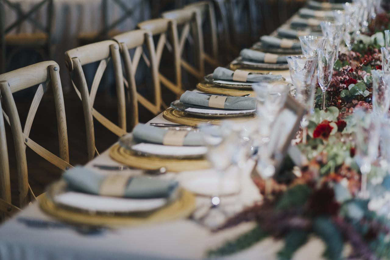 Decoración mesa boda con centros florales y servilletas verdes