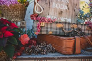 Maletas antiguas dan forma a un rincón con decoración de boda vintage