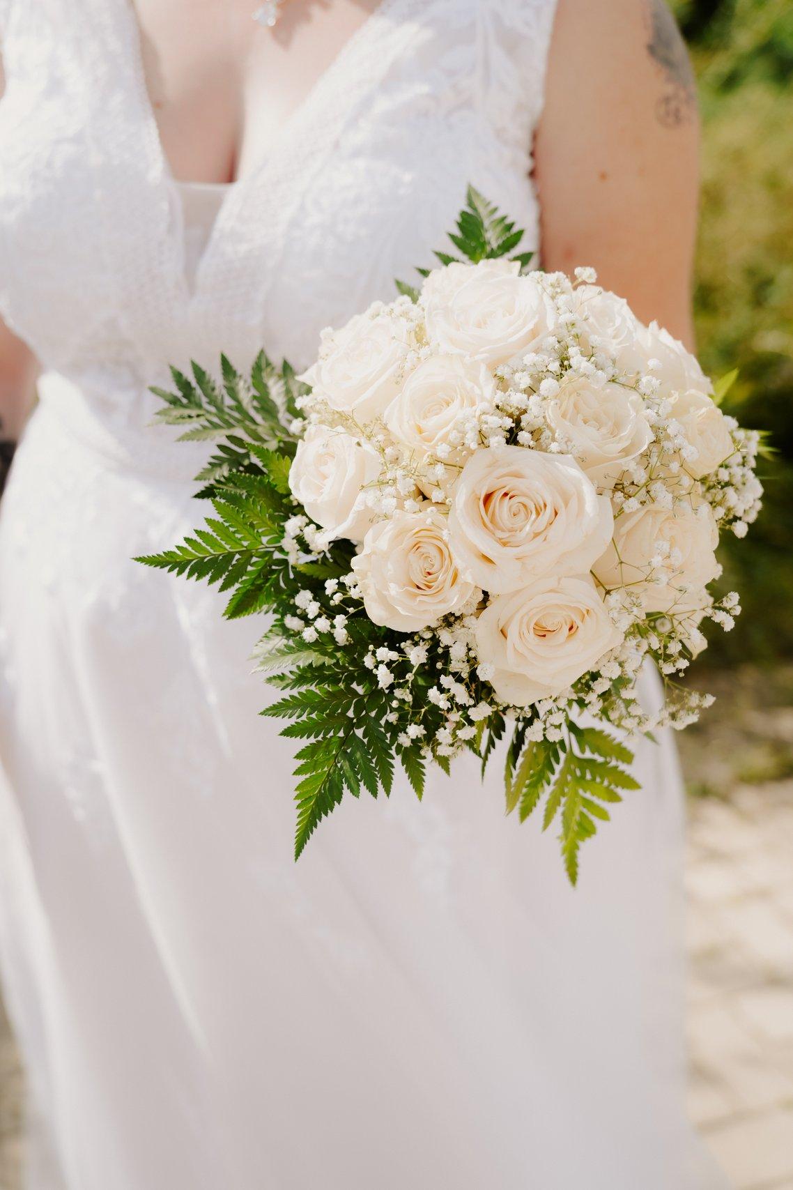 Ramos de novia sencillos con rosas blancas