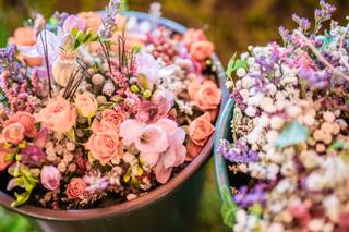 Macetas decorativas grandes y llenas de flores el día de la boda