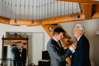 Fotos de padres imprescindibles en la boda: padre junto al novio durante los momentos antes de la boda