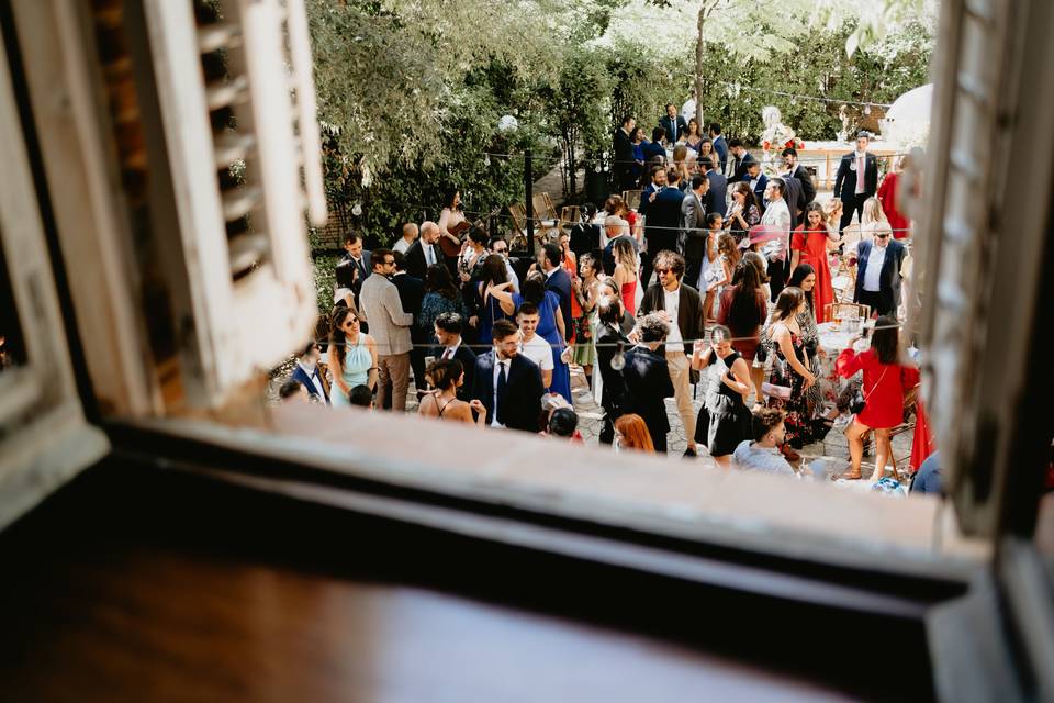 Invitados de boda durante el aperitivo de boda