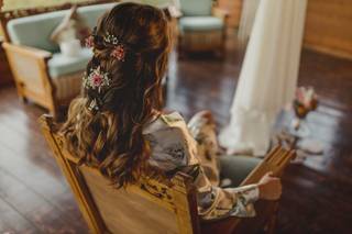 Chica sentada con un semirecogido decorado con flores