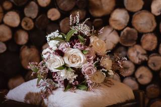 Ramo de novia natural con rosas de diferentes tamaños y colores