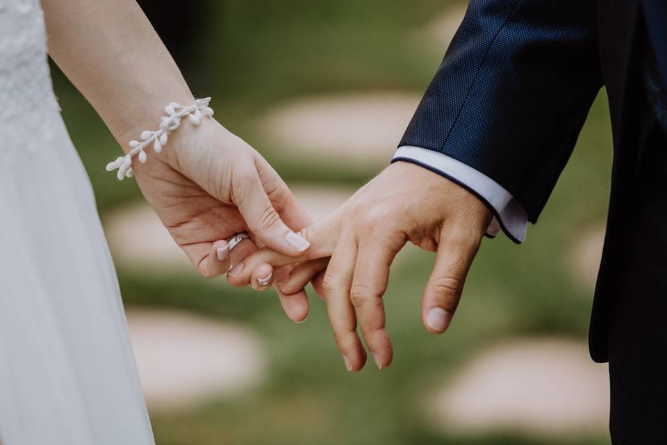 Diferencia entre pareja de hecho y matrimonio: pareja de recién casados se coge de la mano