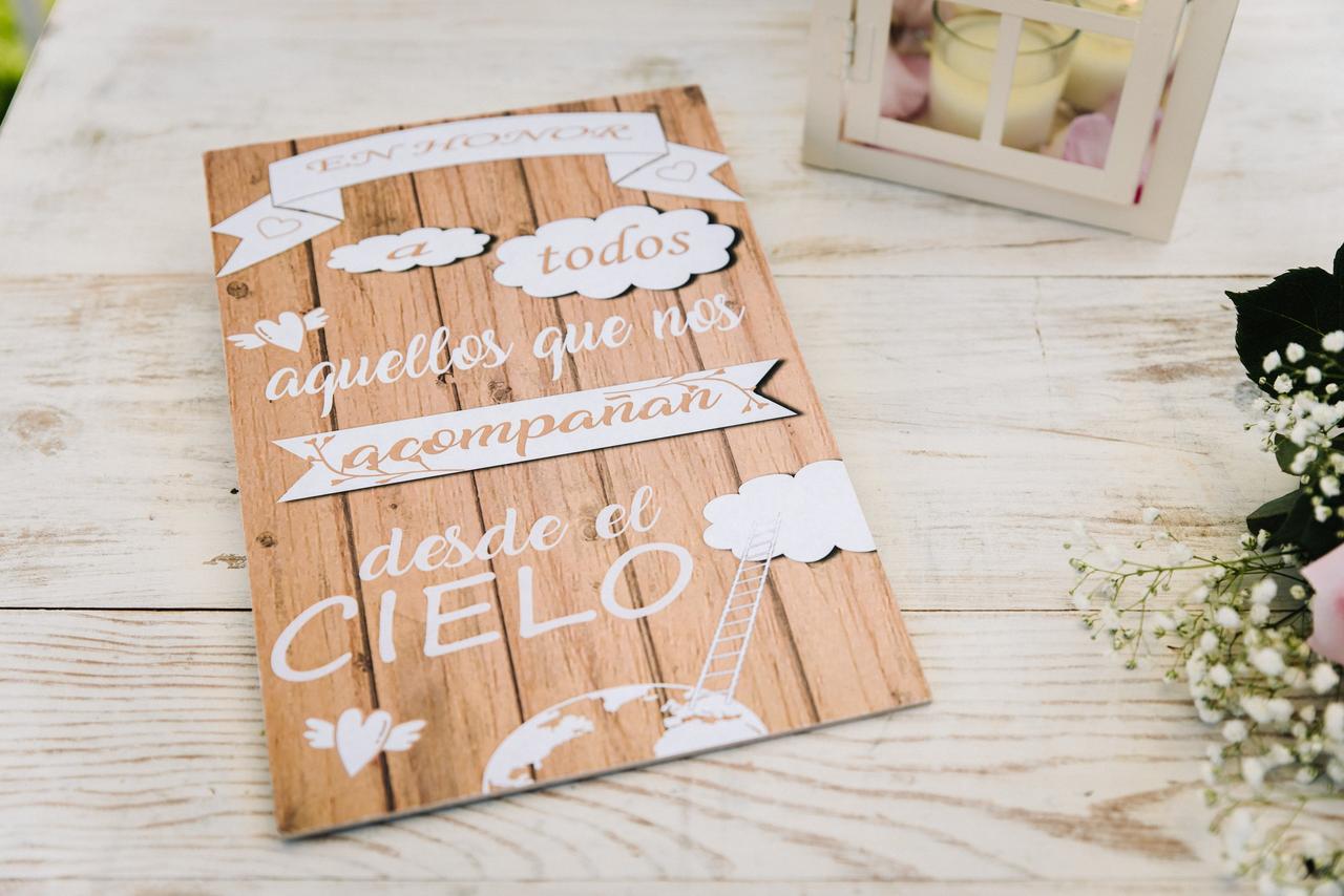 Cartel haciendo homenaje póstumo a los abuelos que ya no están el día de la boda