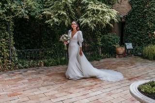 Cómo guardar vestido novia: novia posa feliz en un precioso exterior