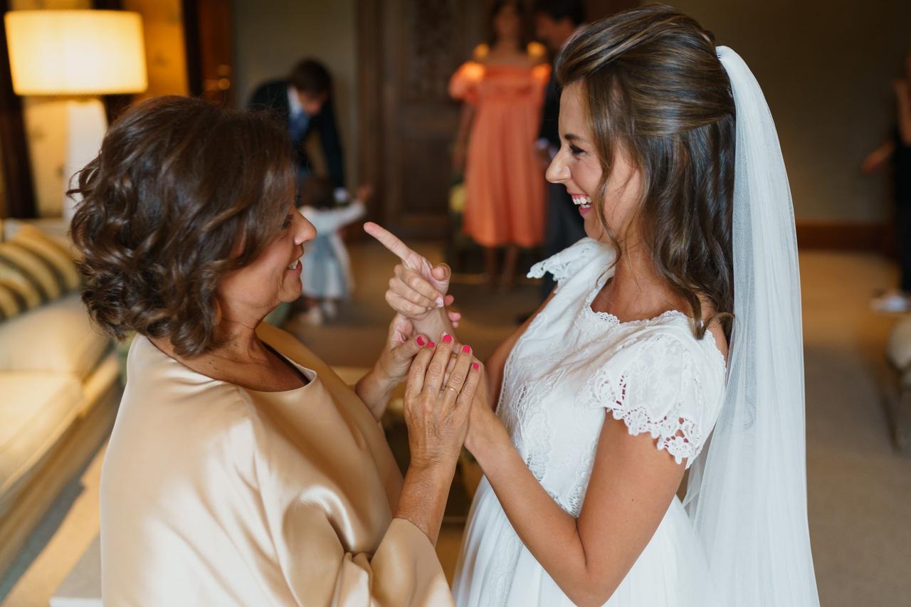 Madrina boda en actitud muy cariñosa con la novia