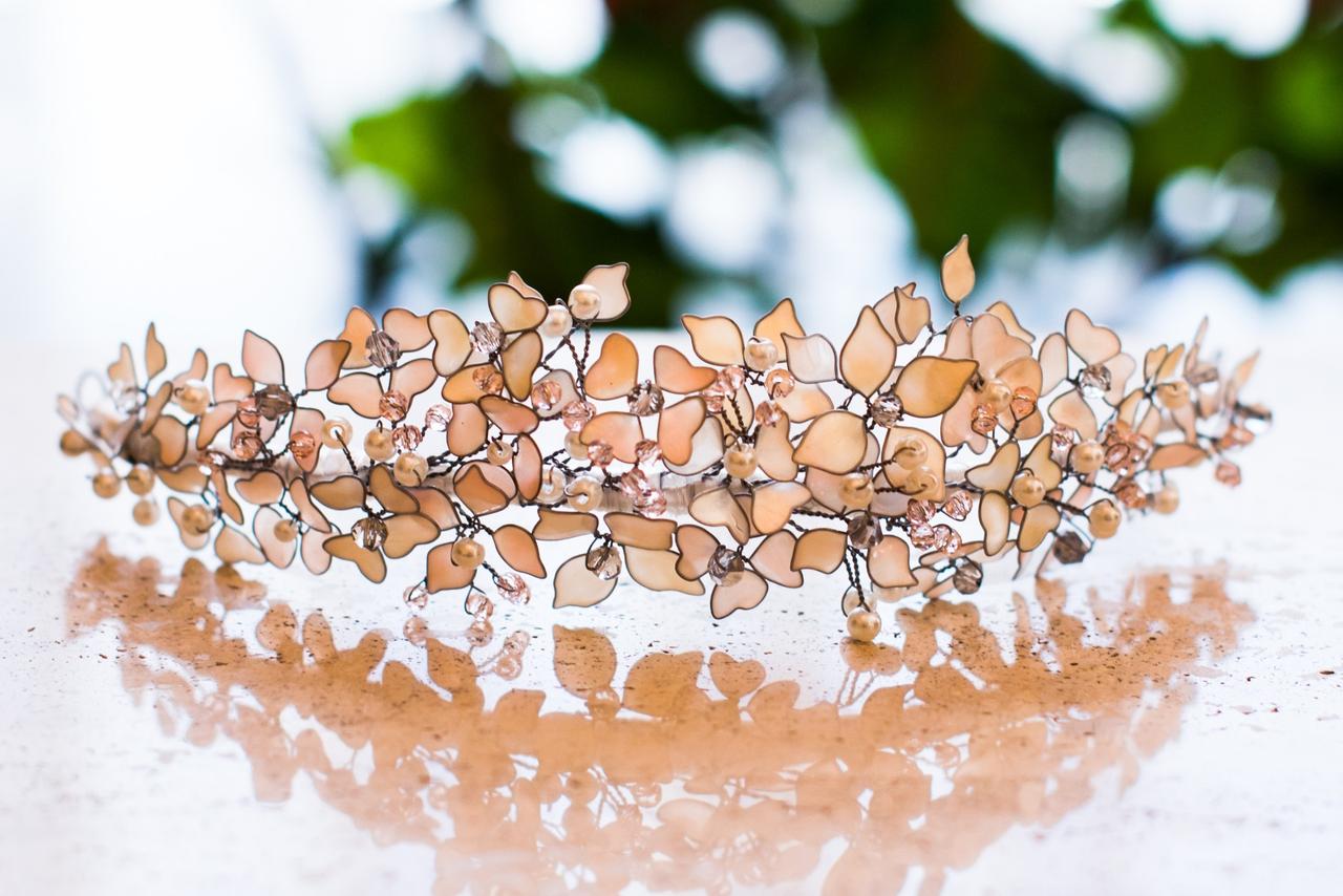 Tocado de novia con forma de hojas en Peach Fuzz