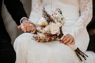 Ramo de novia silvestre con flores blancas y rurales