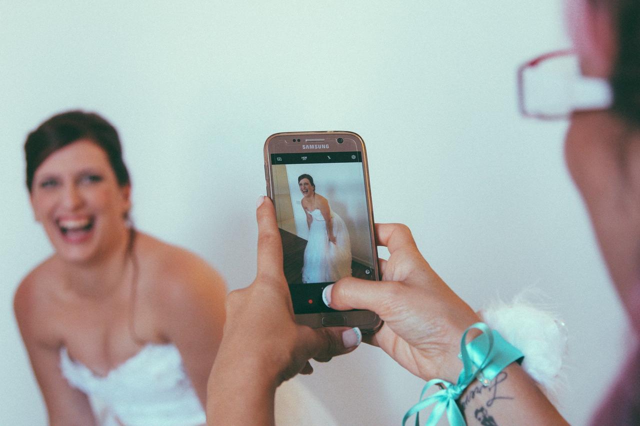 Imagen de la foto con el móvil a una novia el día de su boda