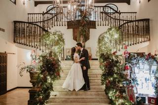 Decoración boda Navidad: pareja se besa en una escalinata decorada con motivos navideños