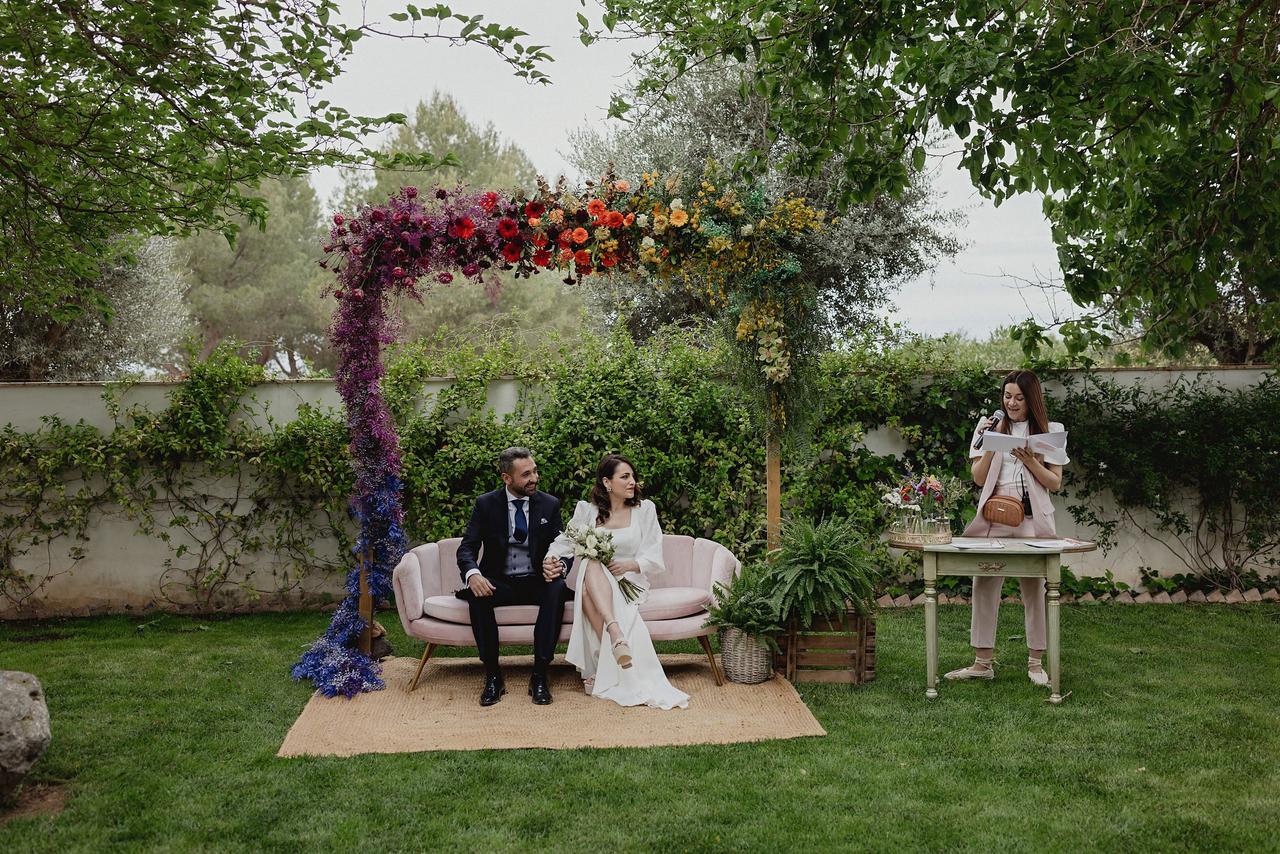 Discurso boda: pareja escucha el discurso de una invitada durante su ceremonia civil al aire libre