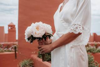 ramo de novia sencillo y natural de color blanco en las manos de una mujer