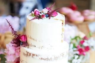 Tarta de boda de varios pisos con flores