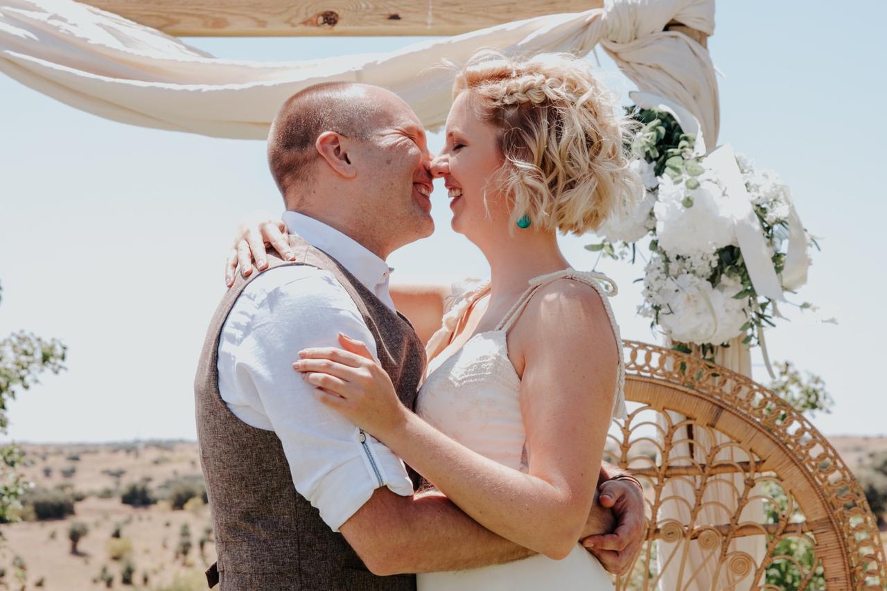 Pareja de novios a punto de besarse el día de su boda