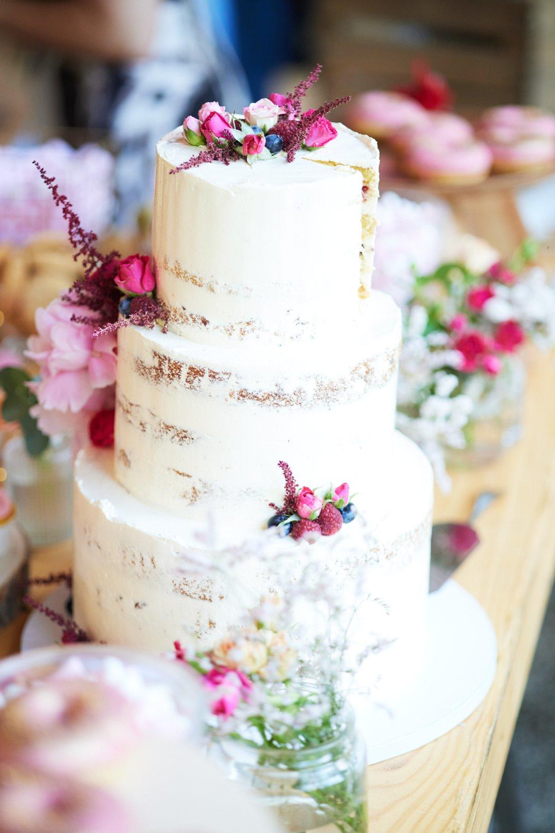 Tarta de boda de varios pisos con flores