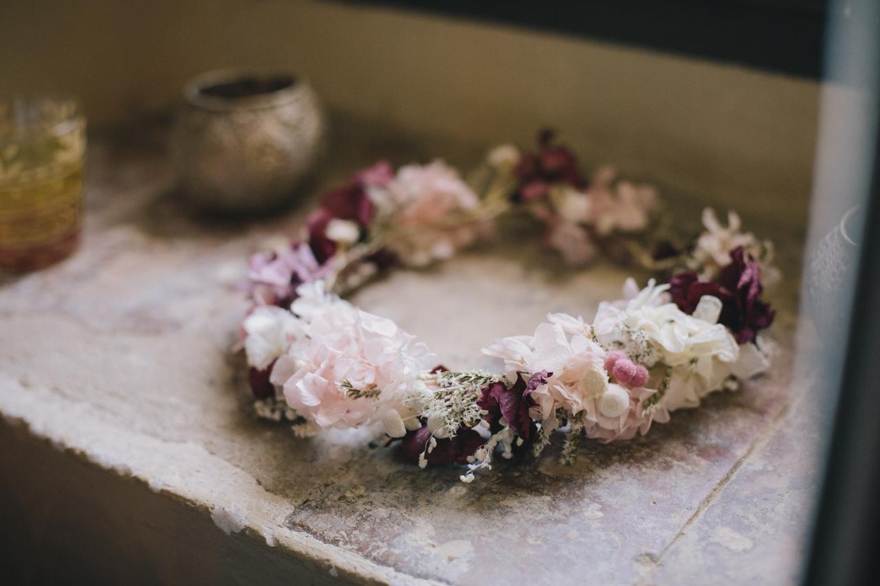 Coronas de flores para novias en distintos colores
