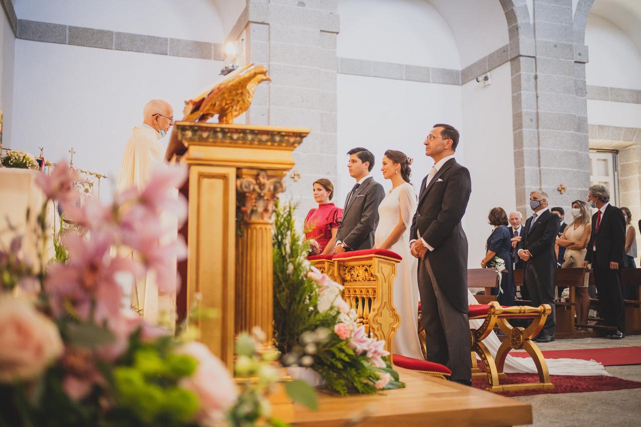 Qué dice el protocolo sobre la vestimenta de la novia en un casamiento por  iglesia?