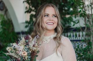 Mujer rubia sonriente con maquillaje de novia natural y rosado