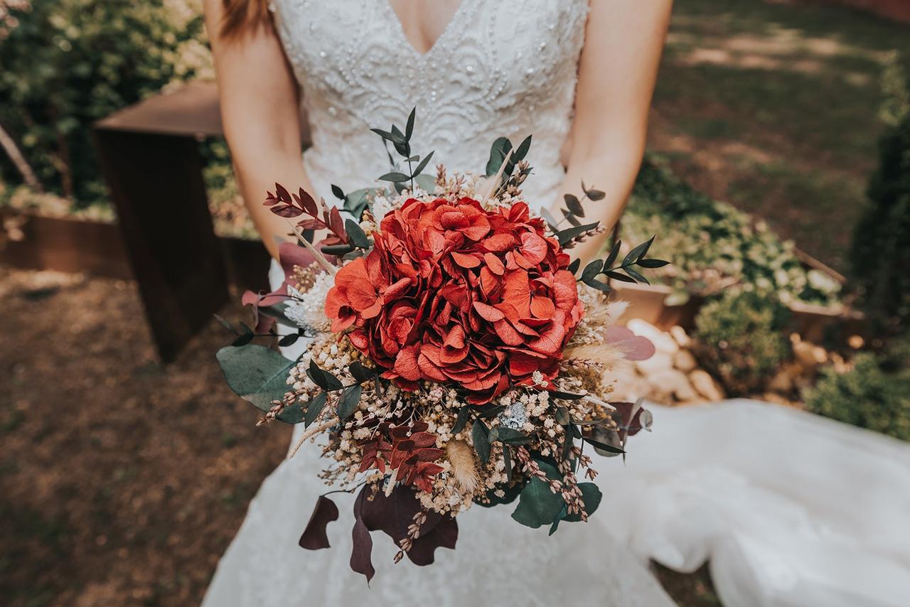 Ramo de novia con flores preservadas y con flores secas en colores rosadas  y blancas. Las rosas preservadas son las protagonistas de este ramo de