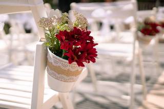 Macetas decorativas pequeñas vistiendo las sillas de la ceremonia civil el día de la boda