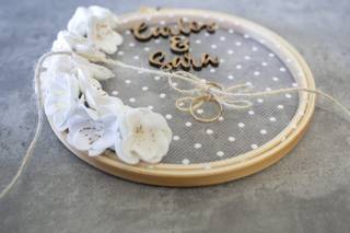 Bastidor porta alianzas plumeti con flores blancas para la boda