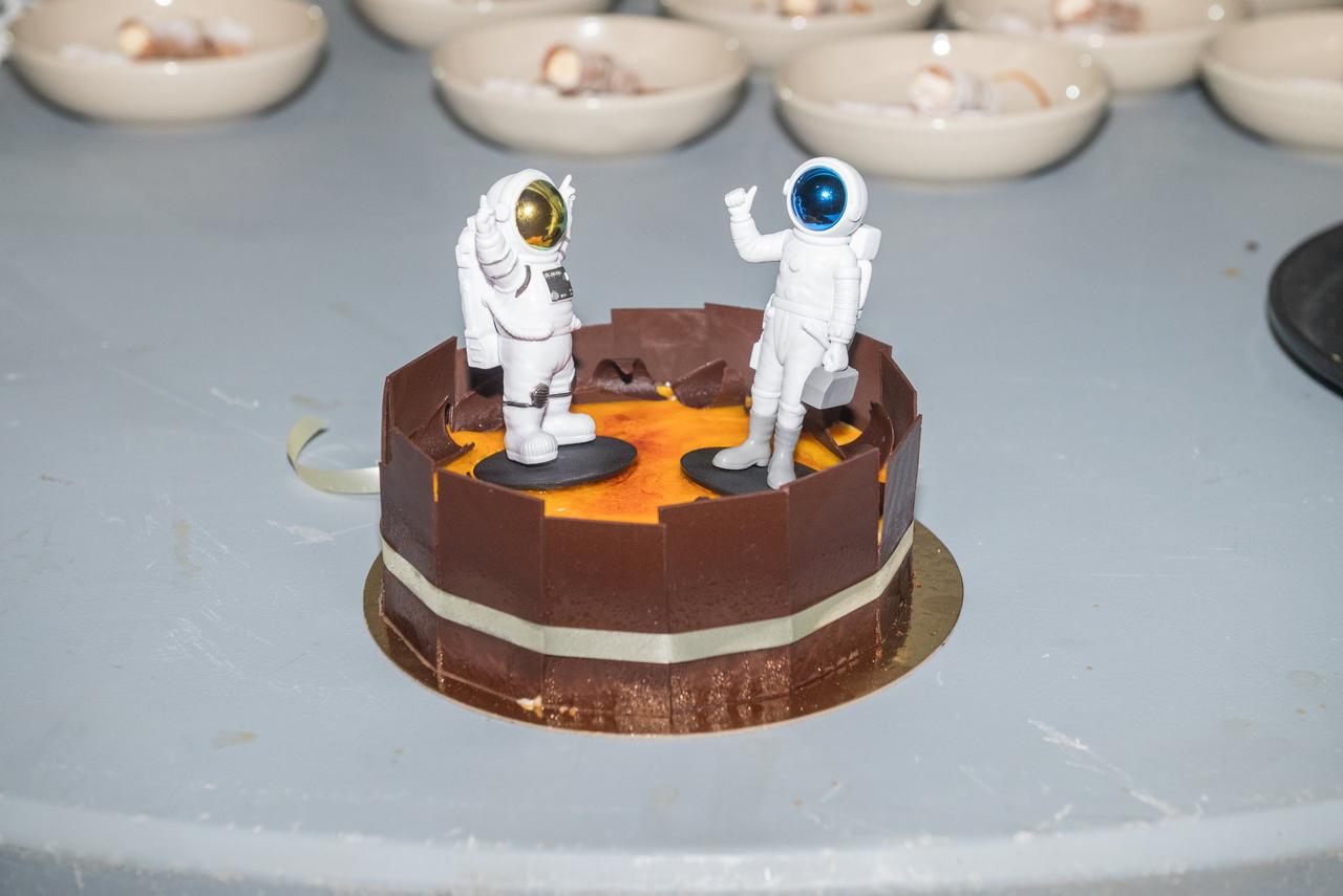 Tarta de boda con topper de astronautas