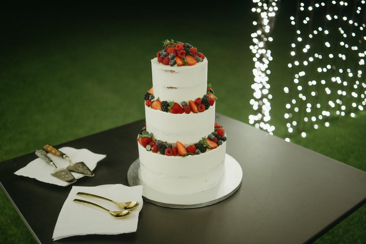 Tarta de boda con fresas, moras y frambuesas