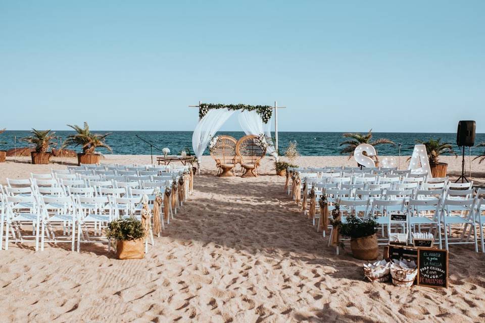 Montaje de una ceremonia de boda en la playa sencilla