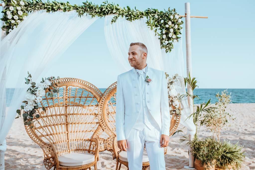 Cómo vestir para una boda en la playa: los mejores looks para novias, novios  e invitados