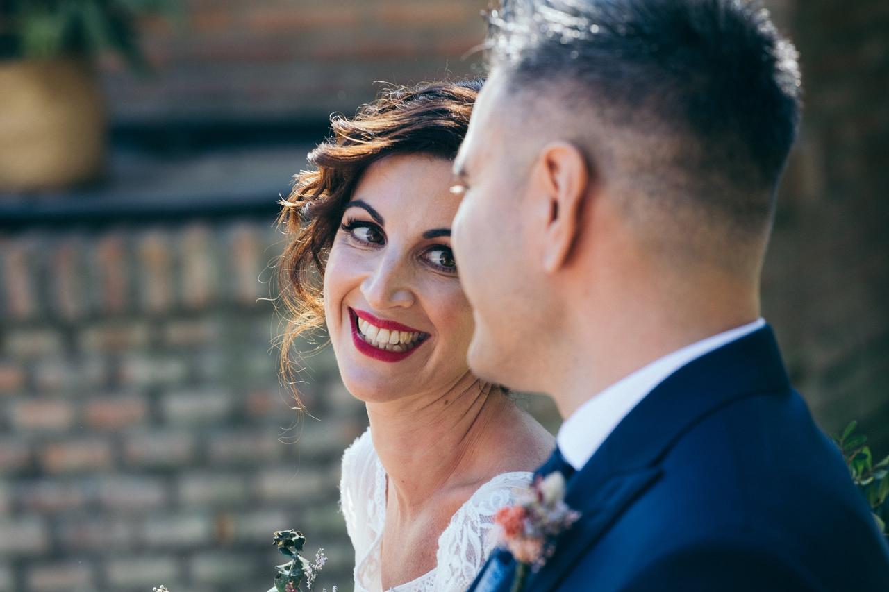 Mirada de mujer con maquillaje de novia con labios rojos