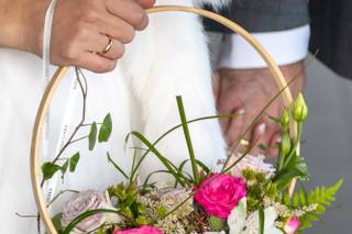 Mujer sujetando un original ramo de novia hoop bouquet