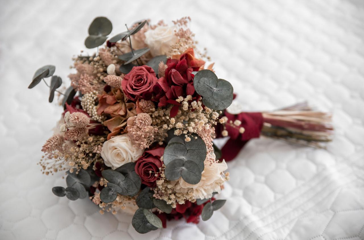 Precioso ramo de novia con flores naturales y lazo en color burdeos