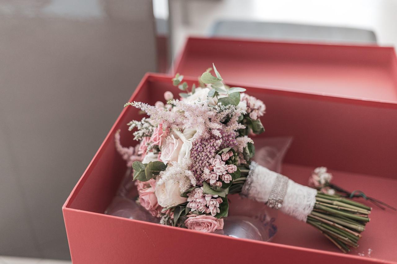 ¿Cuánto cuesta un ramo de novia? Precioso ramo con empuñadura de encaje, en verde y rosa, en el interior de una caja