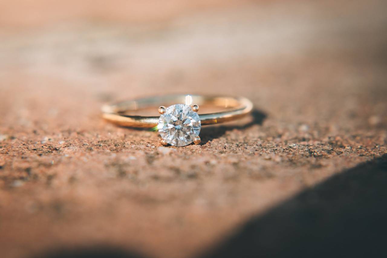 Cómo elegir el anillo de compromiso perfecto: tipos, estilos y
