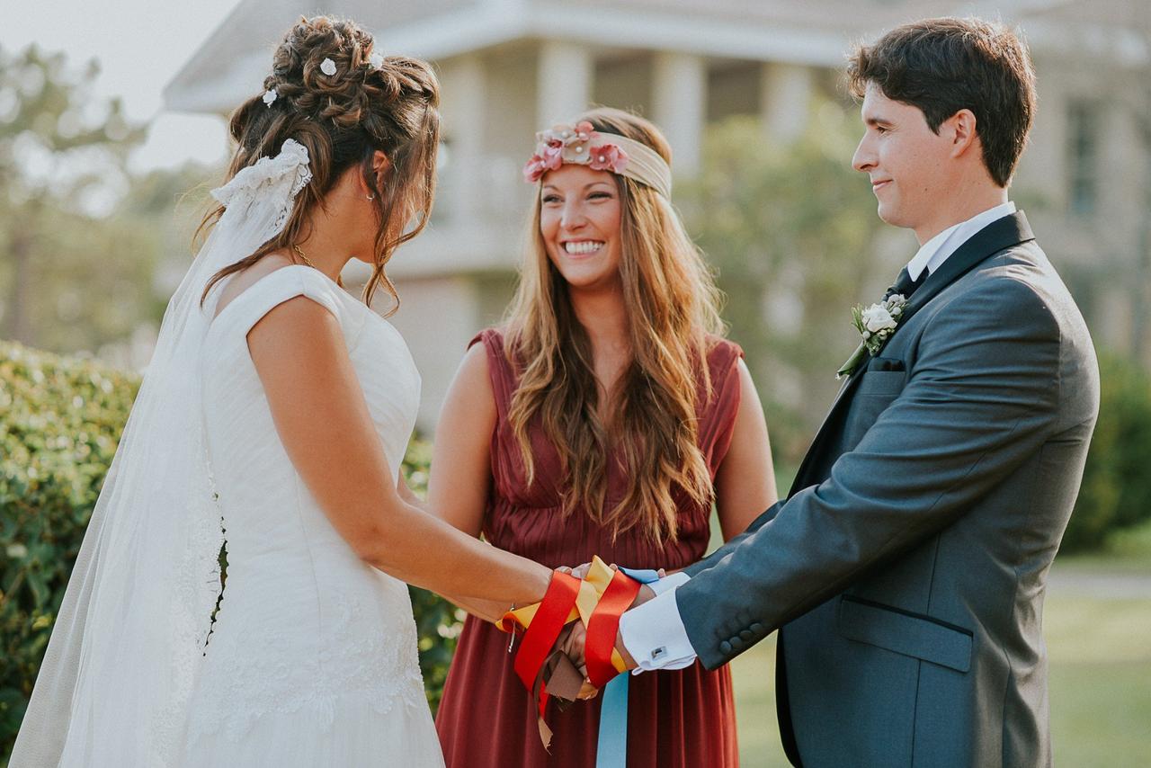 Rito del handfasting durante una ceremonia de boda civil al aire libre