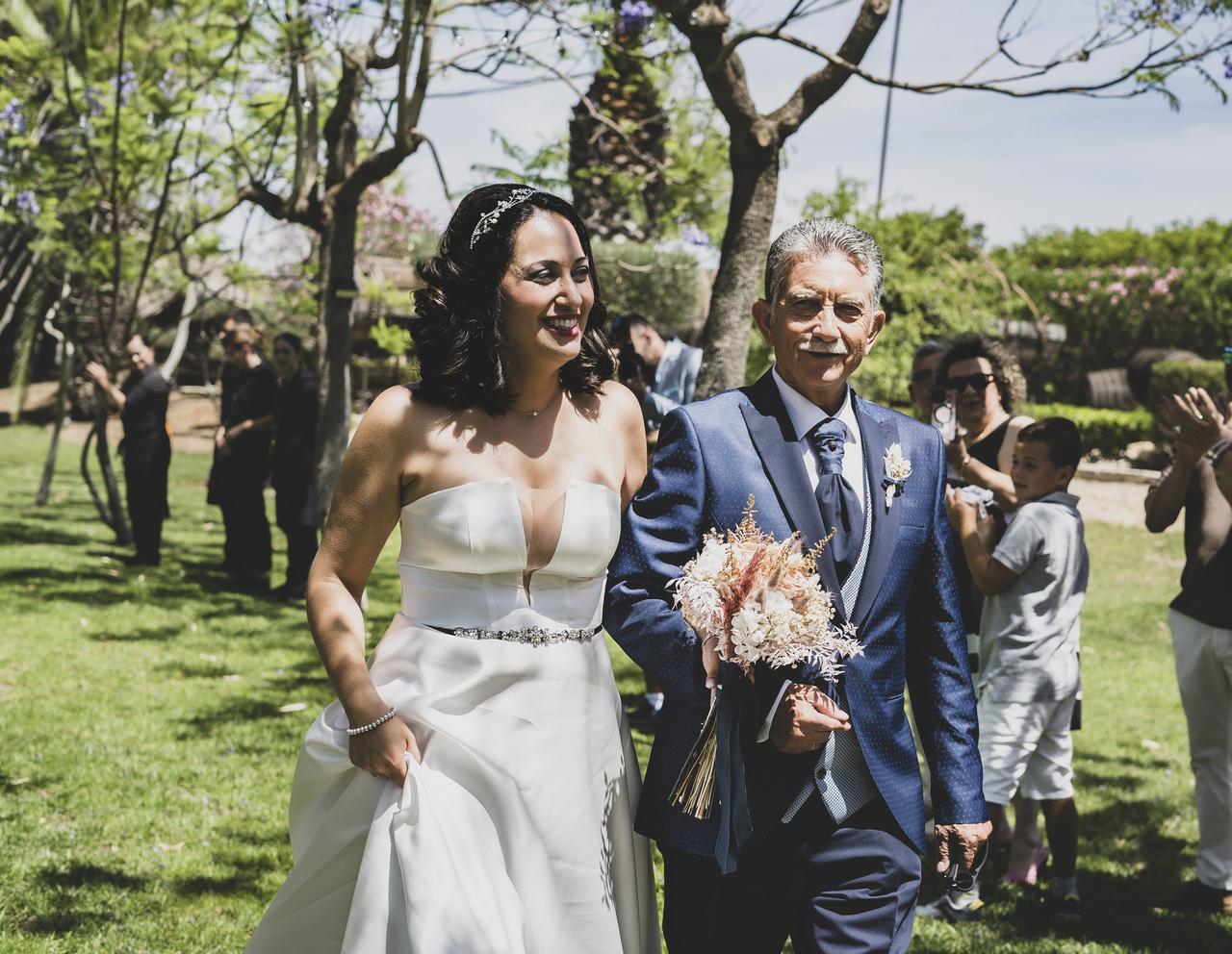 Peinados para novia media melena ondulada