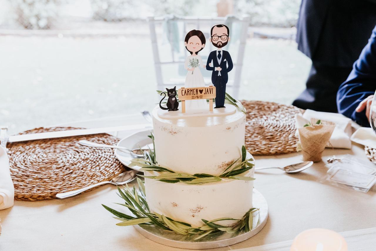 Tarta de boda de dos pisos con hojas de olivo