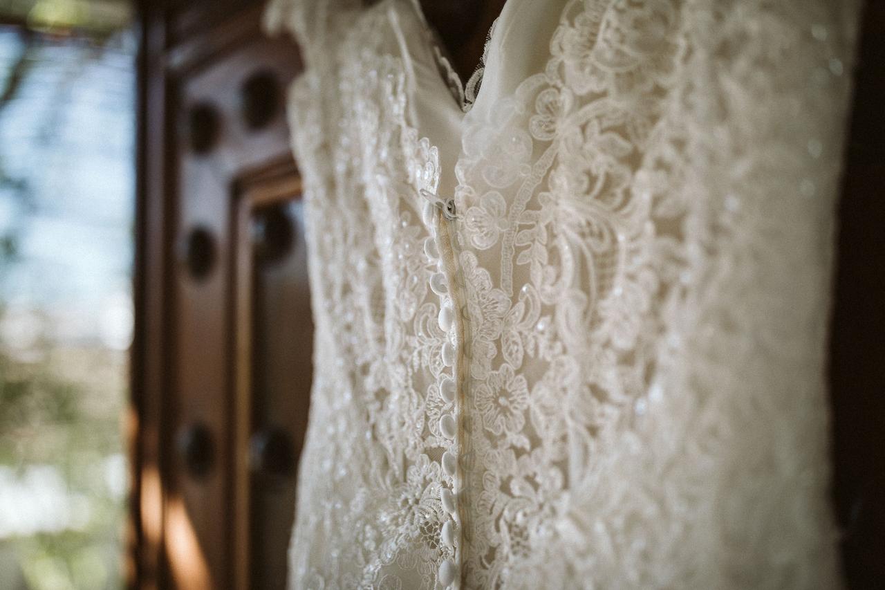 Cómo guardar vestido novia: detalles de encaje de un vestido de novia