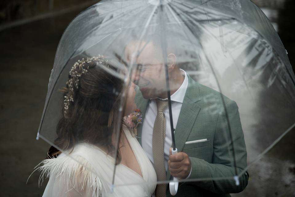 ¿Lluvia el día de la boda? Qué significa y cómo convertirla en parte de la celebración