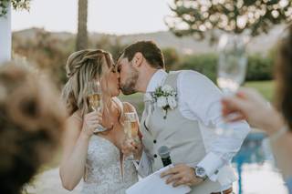 Novia con trenzas con pelo suelto besa a su pareja