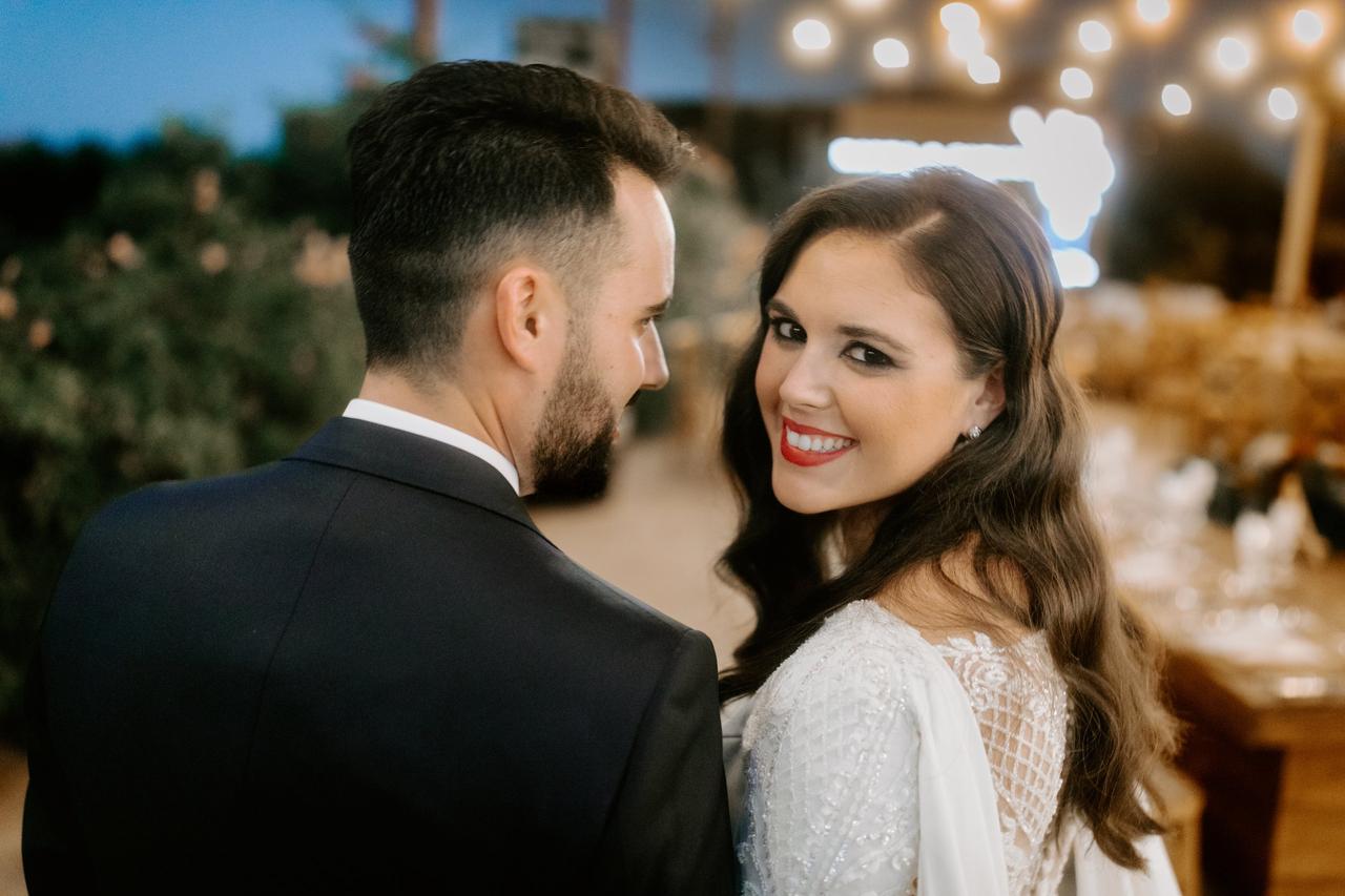 Peinados novia pelo suelto con ondas suaves y raya a un lado