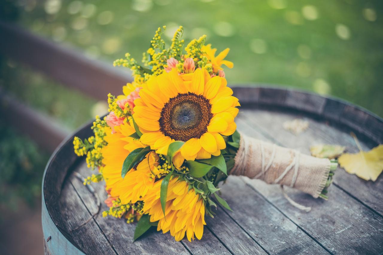 ramo de novia sencillo y original con girasoles